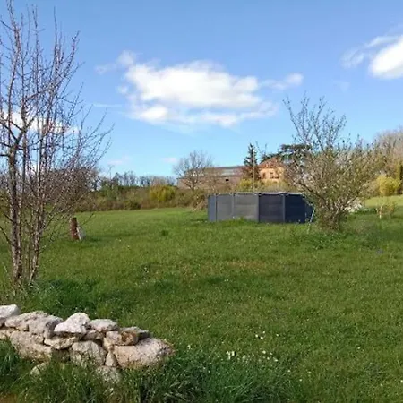 Avec Sa Piscine Privative Belveze